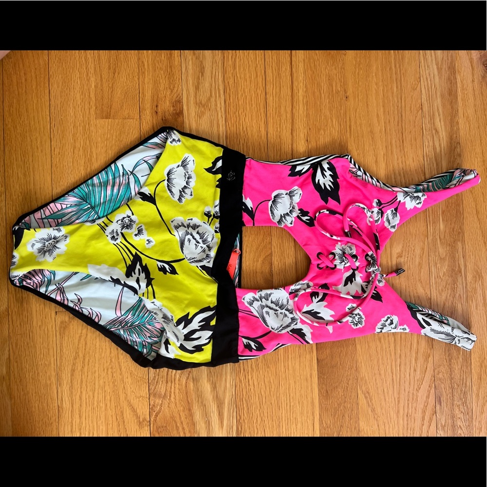 Reversible bathing suit